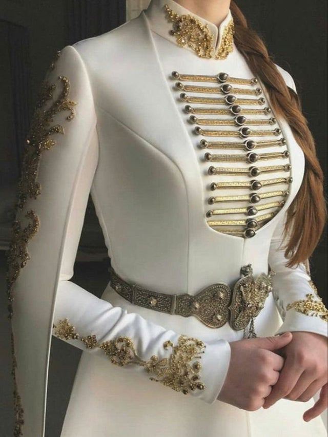 فستان الزفاف مع التطريز الذهب
