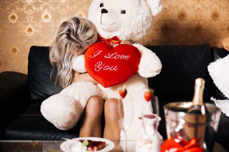 صور بنات في عيد الحب