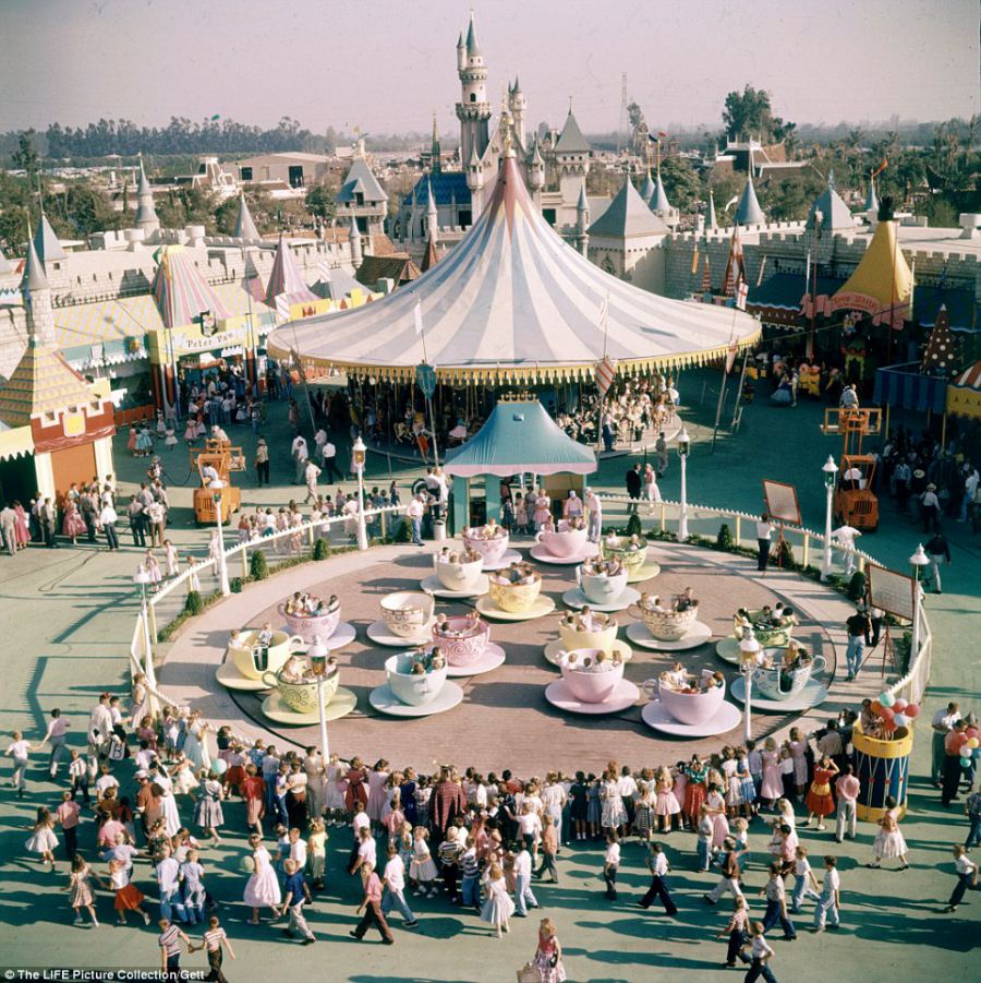 صور نادرة لديزني لاند عام 1955