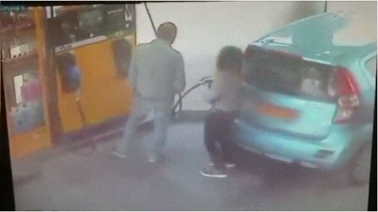 عندما كنت لا تعطي سيدة سيجارة