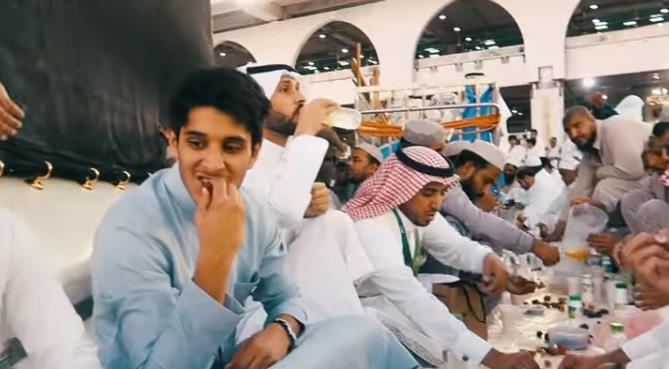 بالفيديو.. شاب يوثق تجربة رائعة في الحرم المكي لإفطار الصائمين