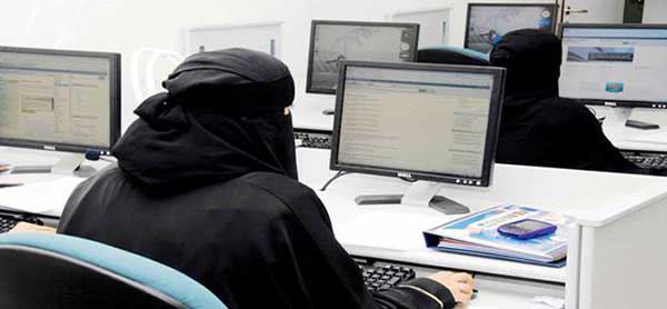 مدير وافد يحتجز موظفة سعودية بعد استقالتها ويتلفظ عليها.. والعمل تتفاعل وتضبطه