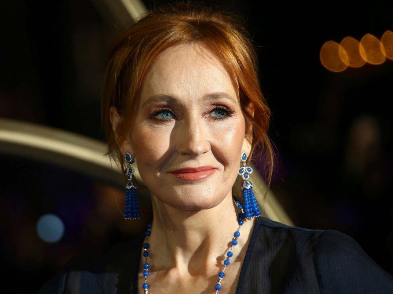 تدعي JK Rowling أن المجتمع على حافة 