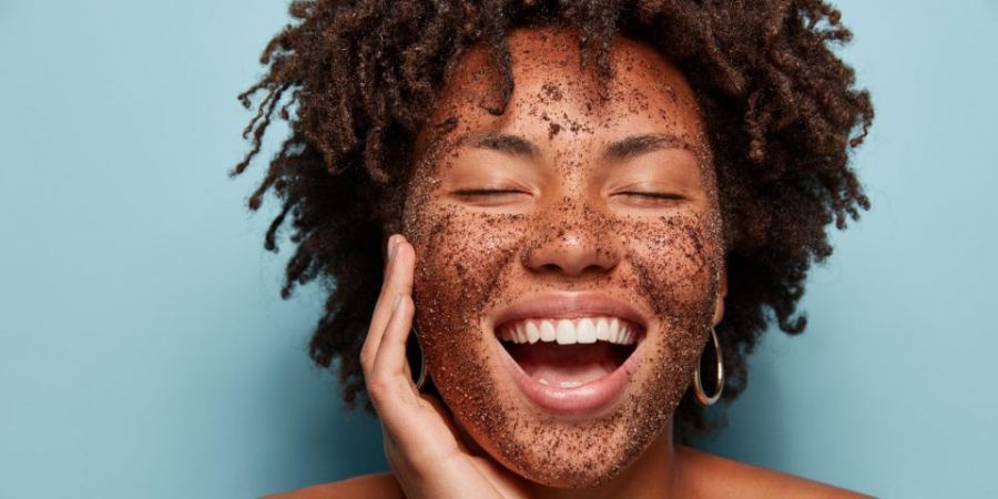 9 مقشرات الوجه DIY المنعمة للبشرة يمكنك صنعها في مطبخك