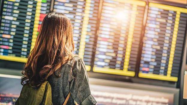 كيف تنتقي ملابسك على متن الطائرة؟ إليكِ نصائح مضيفات الطيران