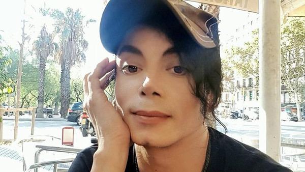 صور: مايكل جاكسون يفتن مواقع التواصل مجدداً