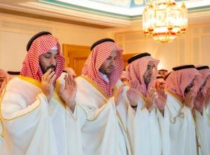 بالصور.. ولي العهد يؤدي صلاة عيد الفطر المبارك في المسجد الحرام بمكة main