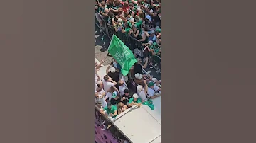 [ZH] 凯尔特人队的游行很疯狂。 ????????