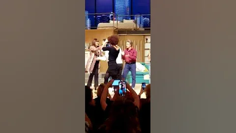 لما تتفرج على مسرحية وتلاقي ميسي جنبك، ده اللي حصل في إحدى المسارح وسط تصفيق حار من الحضور