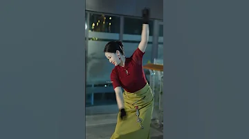[ZH] 迷人的藏族舞蹈美女翁莫正在练习新舞蹈