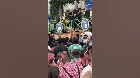 [HI] ऑक्टेबरफेस्ट 2024 में पहली बीयर के लिए लड़ाई! ???????? #oktoberfest #wiesn #munich