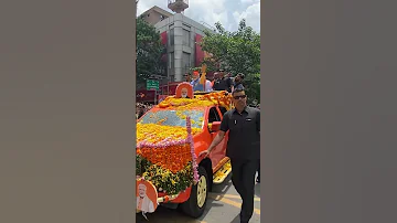 [ZH] 人们献花欢迎莫迪总理|班加罗尔路演为印度人民党的竞选注入新能量????