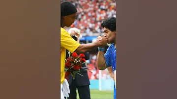 [ZH] 当马拉多纳为罗纳尔迪尼奥加冕时 10 秒的寒冷 #football #soccer#maradona#ronaldinho#ronaldo