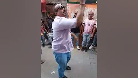[EN] He danced with a knife in his daughter's joy