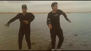[HI] एक पहिया उत्सव में नृत्य करना जो घूमता है और अनैतिक धन लाता है