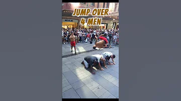 [EN] Jump Over 4 Men in a street performance in Town Hall Pitt Street Mall #streetperformer #jump #crowd