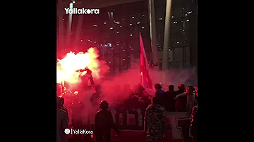 [ZH] 旗帜和白旗......扎马雷克球迷在赢得非洲超级杯后欢迎球队