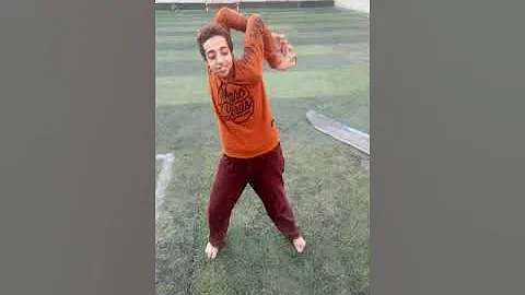 [ZH] 纳吉布·弗莱克斯 (Najib Flex) 在阿布·优素福 (Abu Youssef) 的说唱中随着节拍的压力表演了最好的舞蹈。新年快乐