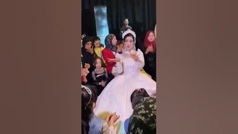 [ZH] 法佛莎新娘跳舞的新视频，她的朋友们在她身边，为她站起来，为她欢呼♥️????♥️????????????