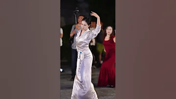 [EN] Yongji, the beautiful Tibetan woman known as the Queen of Tibetan Dance