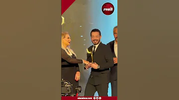 فرحة أحمد زاهر أثناء تكريمه بمهرجان الفضائيات العربية عن دوره بمسلسل «سيد الناس»
