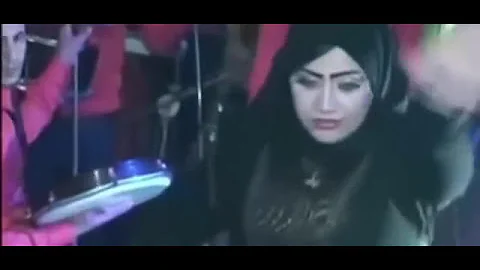 [HI] एक लोकप्रिय उत्सव में केवल अबाया पहनकर एक कामुक नृत्य