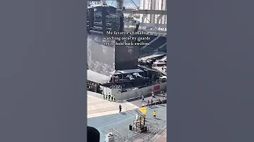 [ZH] 保安人员在泰勒·斯威夫特 (Taylor Swift) 演唱会上管理着大批斯威夫特人群 ????????????‍♂️????‍♀️
