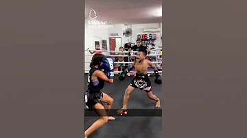 [ZH] 拳击手女孩打败了男孩哈哈哈#shorts #boxing #power #shortvideo #funny #girl girls boxing