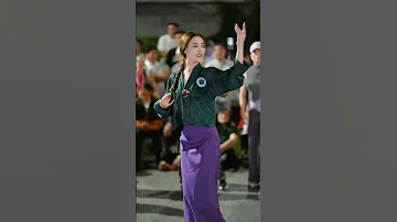 [EN] Duoer, a beautiful Tibetan woman teaching a new Tibetan dance
