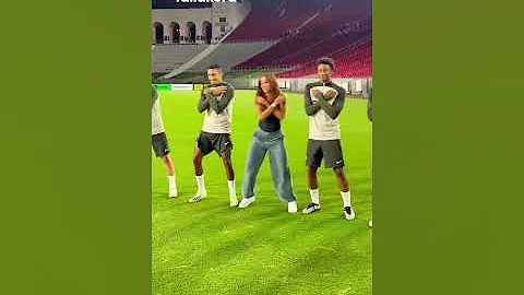 [EN] Barcelona players danced with singer Anita ????????