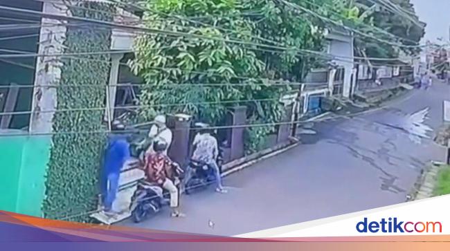 Home in depok was broken into by a thief when the owner of the ID prayer, the gold bars disappeared