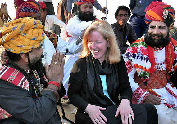 Not only the country, but even abroad, the magic of folk dances and music of Rajasthan, see how tourists in Rajasthani color are colored in viral videos