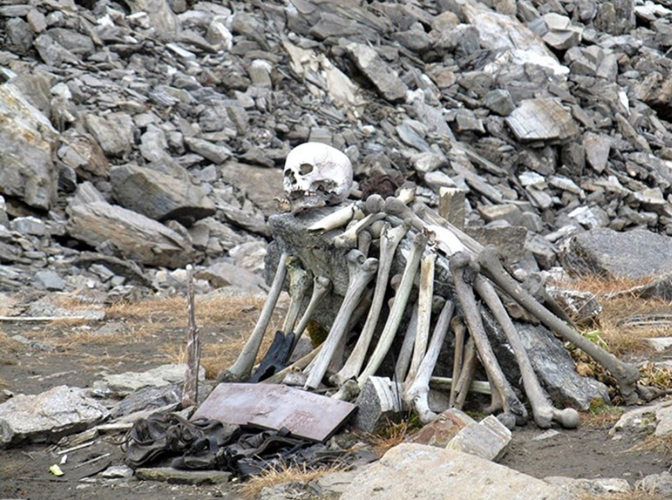 Hundreds of male skeletons were found in the lake, which becomes a mountain of snow in winter