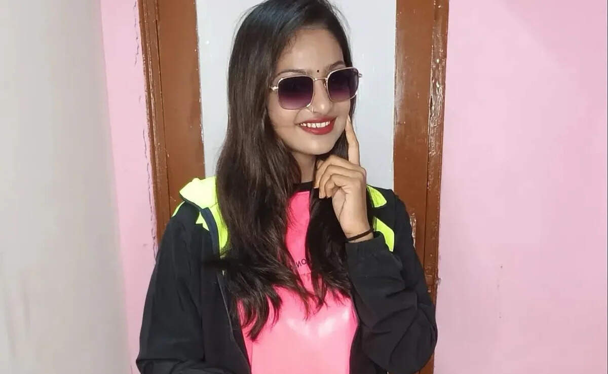 Black glasses are installed with pink T-shirt jeans, Monalisa appears in a new avatar