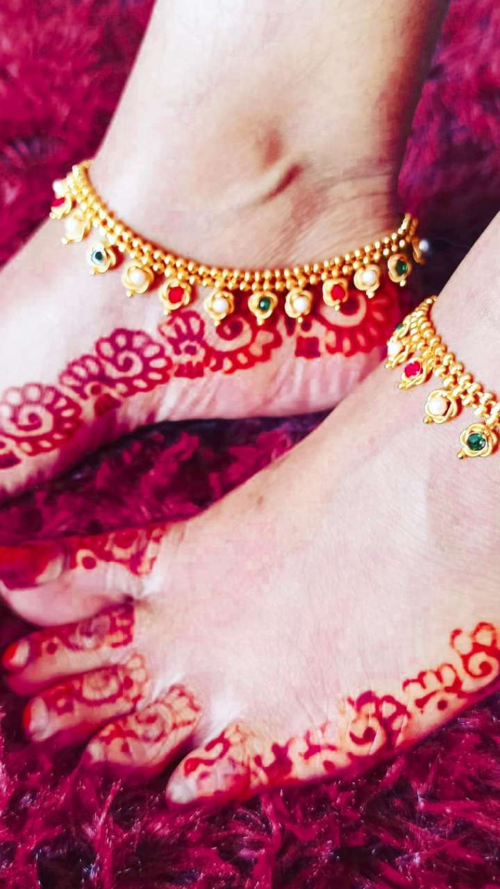 Why don’t women wear golden ankles in the feet? File