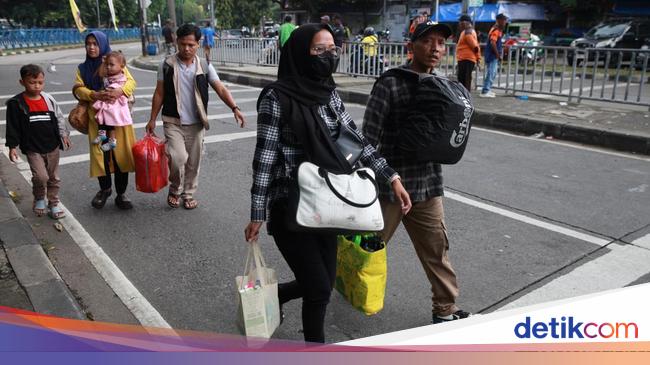 When travelers return to Jakarta faster to make money