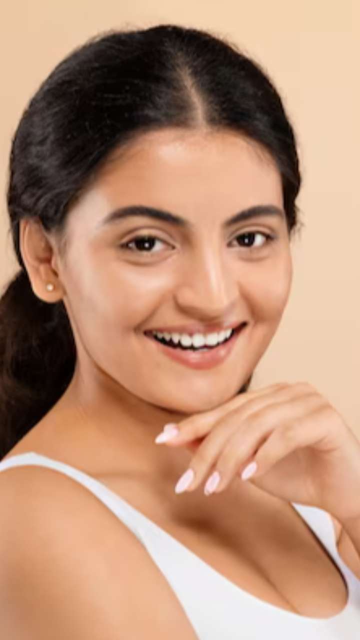 Apply raw potatoes on the face, the skin color will improve