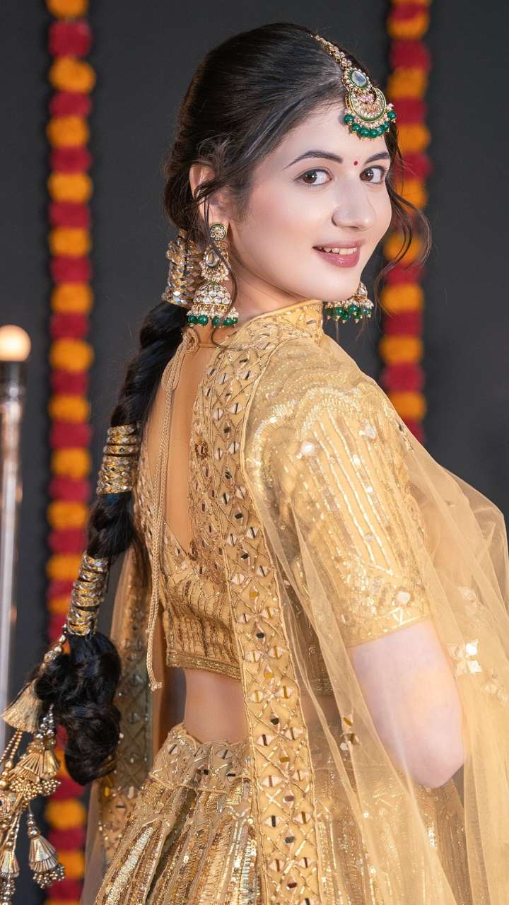 Try Salman Mama’s Munni’s classic hairstyle