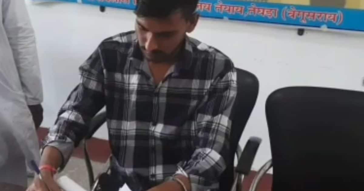 Sit alone, 5 policemen surround, wait so much for just one student!