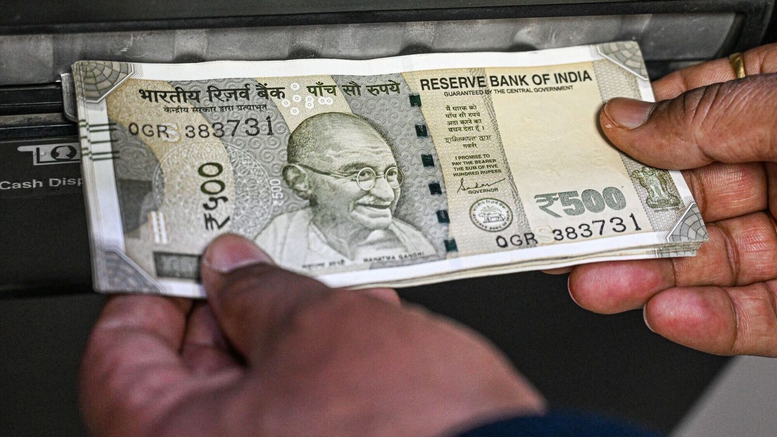 Rupee climbs to the highest level in five months on a softer dollar, strong FII inflow | Einsmark news