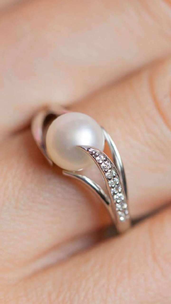 In which finger should the silver ring be worn?