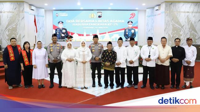 The 79th Bhayangkara event year, prayed together the central Java regional police and shared the social assistance