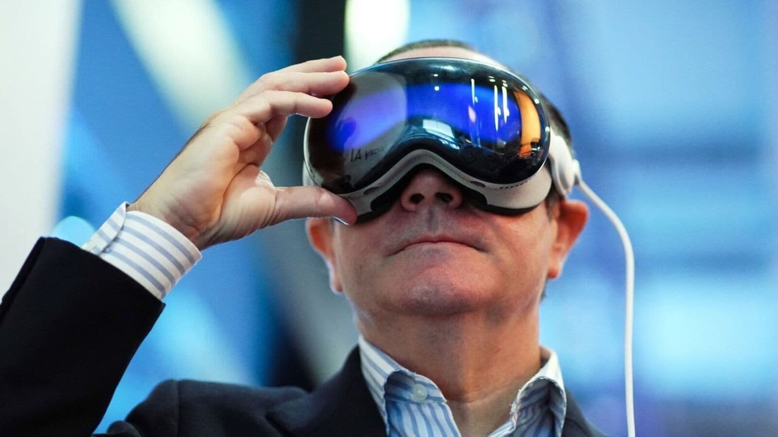 Apple Plan M5 Vision Pro Mass Production This year, Ray-Ban style glasses in 2027: Report | Mint