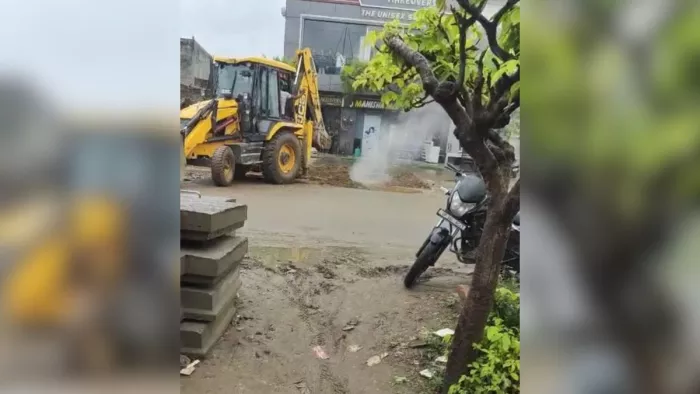 During the construction of bridge in UP, the pipeline of torrent -cut gas of bulldozers, panic -stricken in the area due to gas leaks