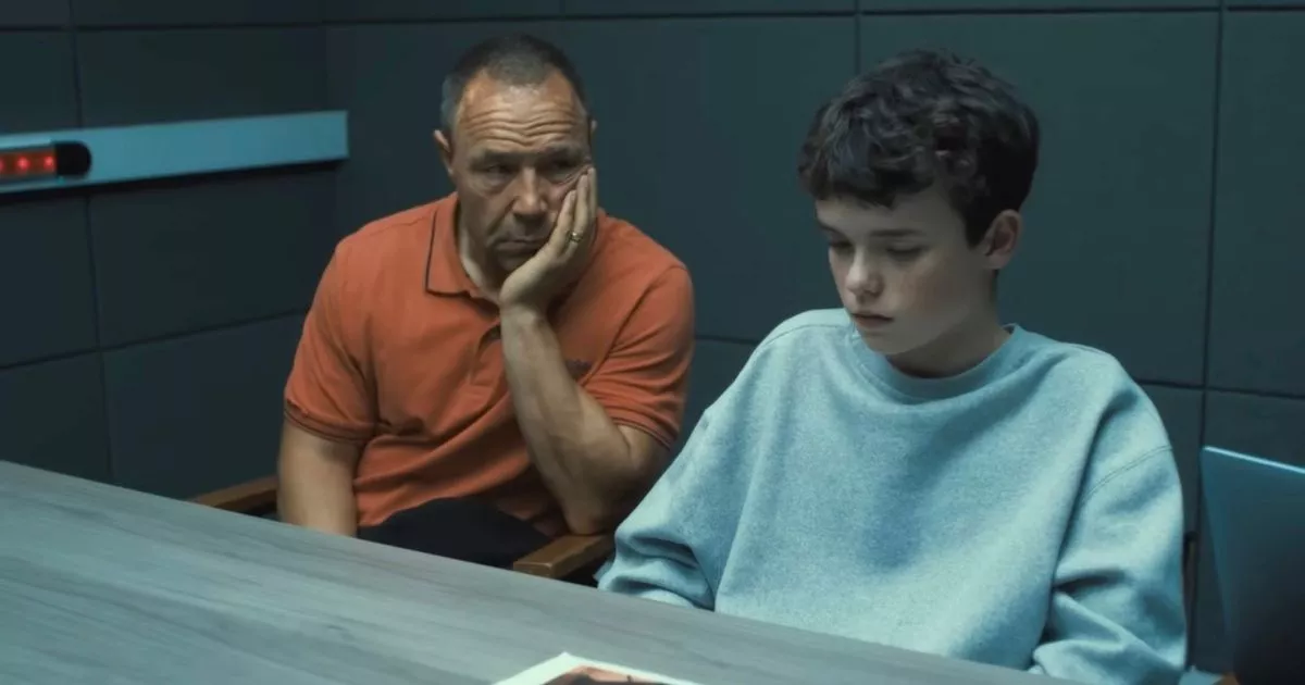 smartphone-bans-‘ideal-a-stopgap’-experts-warn-as-netflix’s-formative-years-highlights-dangers