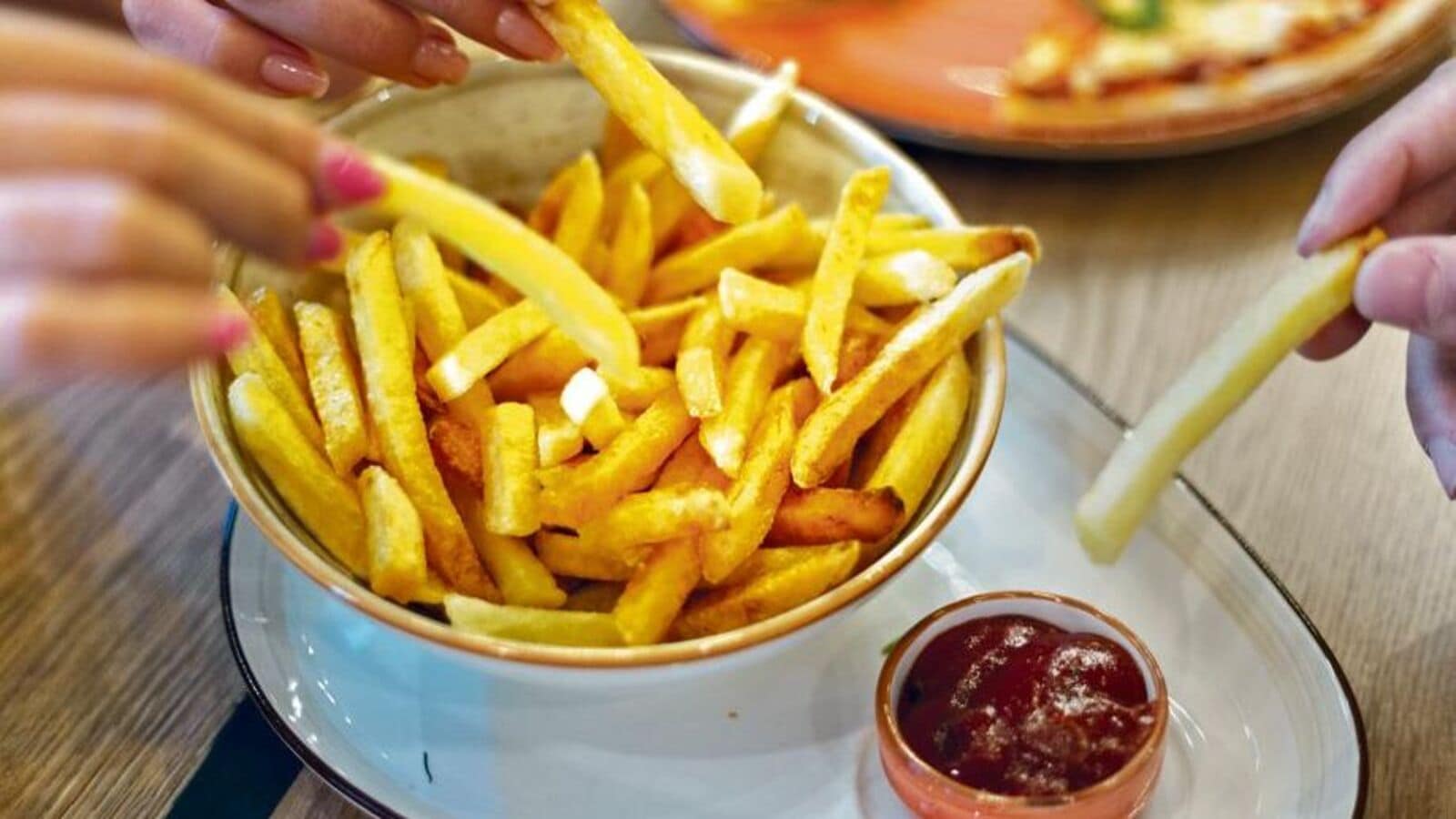 In a first, FSSAI app leaves dinners food safety problems via QR code at outlets | Today news