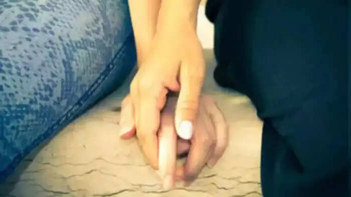 Two cousins fell in love with the same young man, a strange case of love relationship.