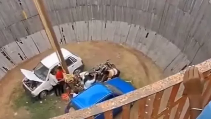 Maharajganj News: In the well of death, the rider fell as he performed tricks; The video has become viral – cyclist injured after the fall of the death show