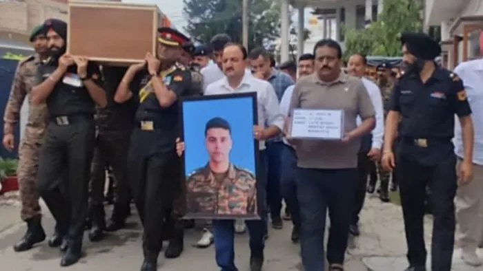 The boy stared at the father wrapped in the tricolor, the parents wept bitterly; Pathankot reached the mortal sacrificial body – the boy kept watching his father wrapped, Tricolor parents cried involuntary torture body, reached Pathankot