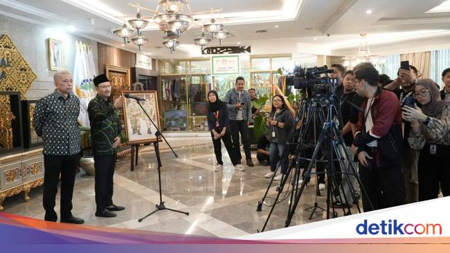 People’s school students and their families get free health insurance